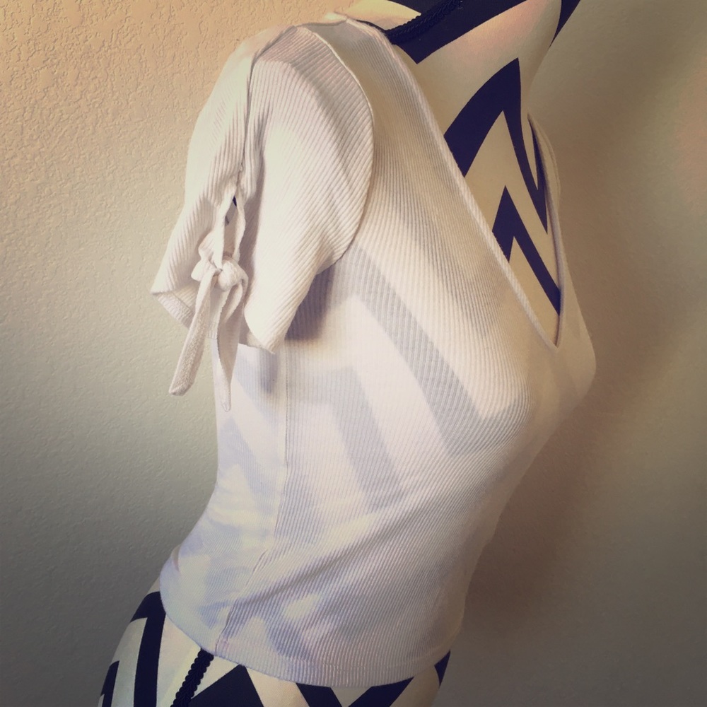 Knotted Sleeve V-neck Crop
